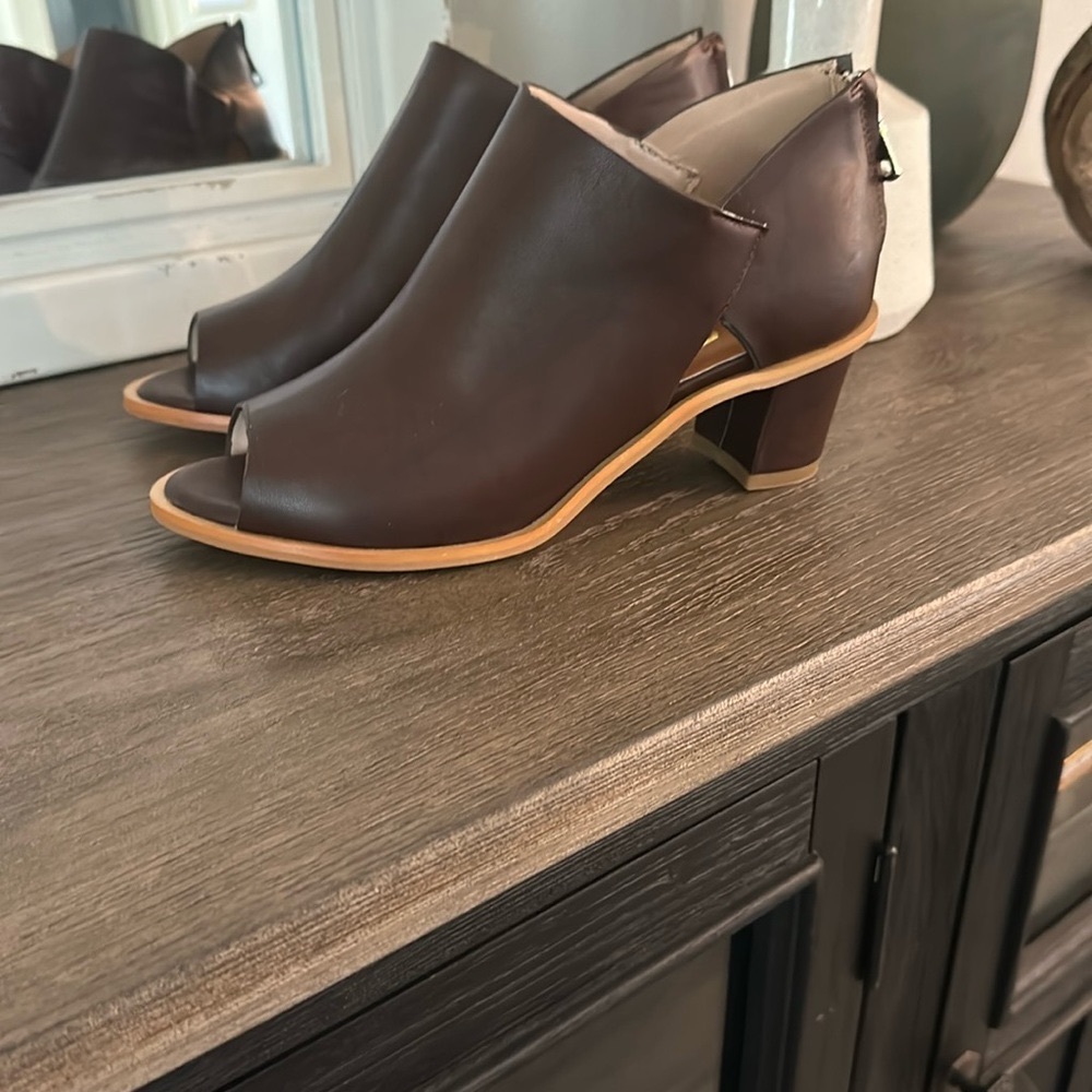 YDN Brown Heeled Boots with Chunky Heel and V-Cut Design